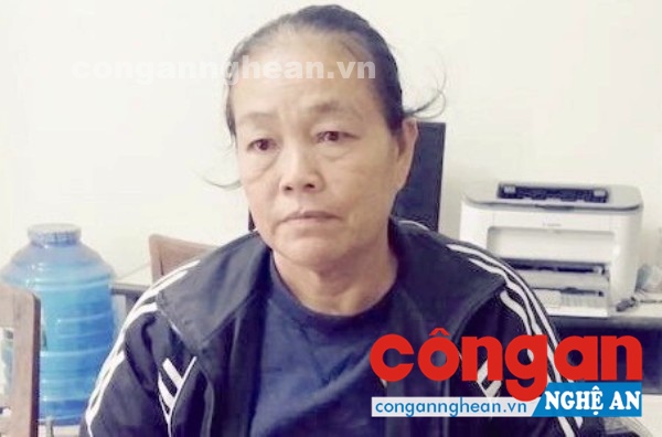 Đối tượng Vi Thị Thanh tại cơ quan Công an huyện Kỳ Sơn