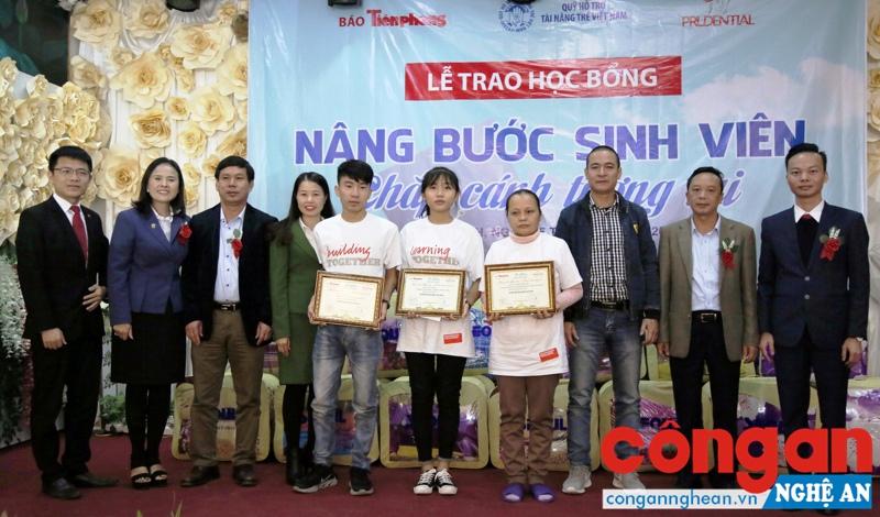 Đại diện Công ty Prudential và báo Tiền phong trao học bổng tại huyện Yên Thành