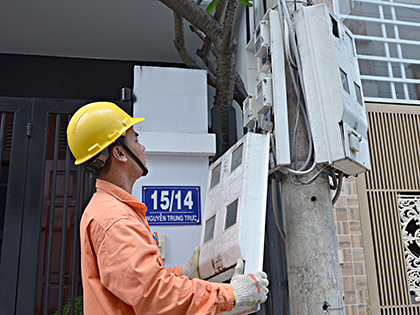 Nhân viên Điện lực TP. Vũng Tàu kiểm tra công tơ điện tử tại địa chỉ 15/14 Nguyễn Trung Trực, phường 9, TP. Vũng Tàu.