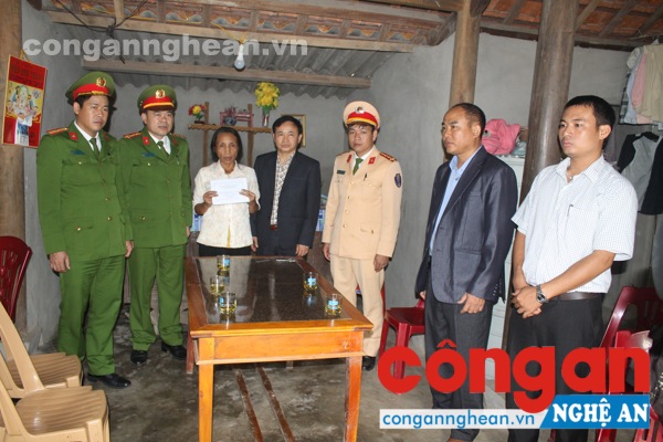Đồng chí Đại tá Lương Thế Lộc - Trưởng Công an huyện Thanh Chương đã trao số tiền 7,5 triệu đồng cho bà Nguyễn Thị Hà, có hoàn cảnh khó khăn, chồng mất do tai nạn giao thông