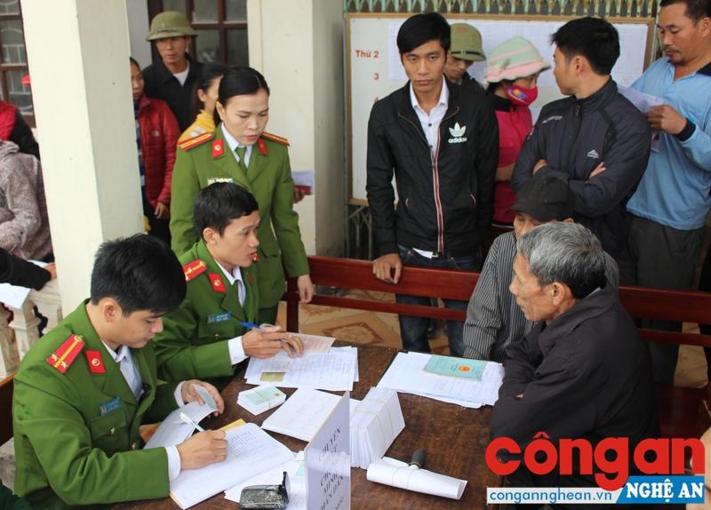 Công an các địa phương tập trung về cơ sở làm thủ tục cấp phát chứng minh nhân dân cho người dân