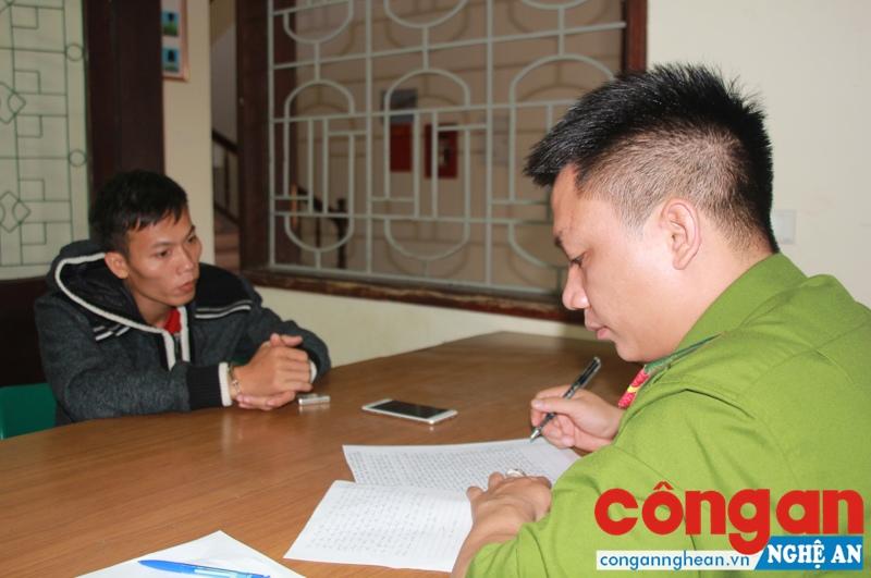 Công an phường lấy lời khai của đối tượng vi phạm pháp luật
