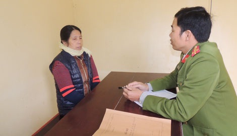 Nguyễn Thị Hàn tại cơ quan công an.