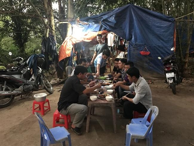  Bữa cơm lót dạ chuẩn bị cho chuyến tuần đêm trước lều trại trú quân.­