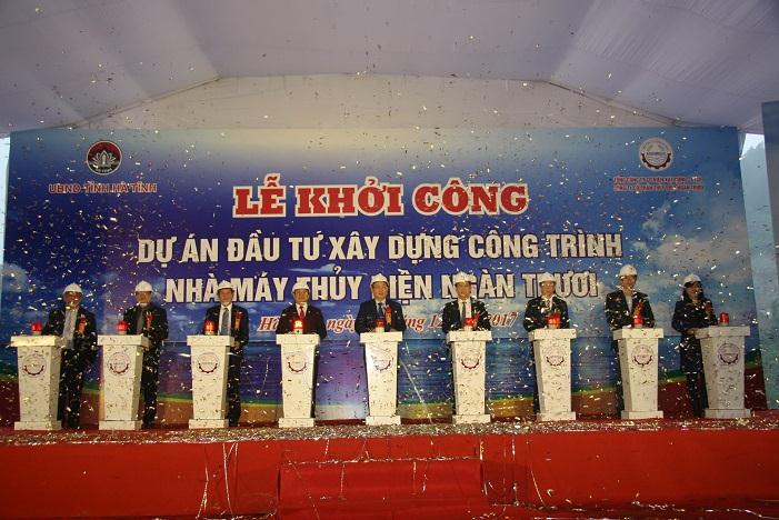 Các đại biểu ấn nút khởi công dự án Thủy điện Ngàn Trươi