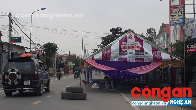 Rạp cưới dựng giữa đường tiềm ẩn nhiều nguy cơ mất an toàn giao thông