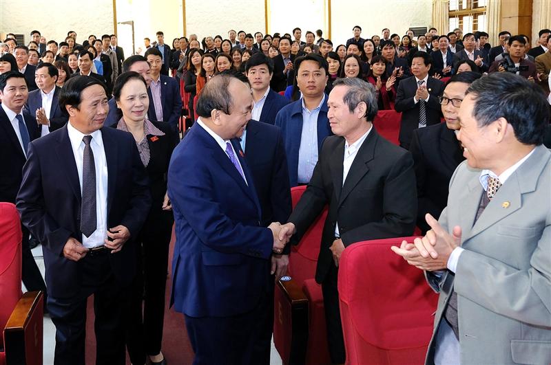 Thủ tướng Nguyễn Xuân Phúc trò chuyện với các cử tri. Ảnh: VGP.Quang Hiếu