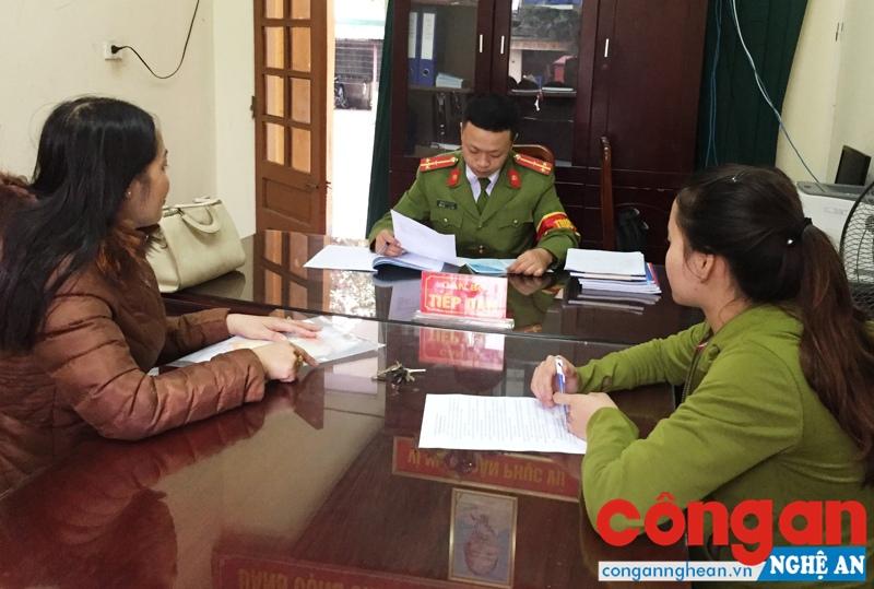 Người dân góp ý cho cán bộ Công an phường Trung Đô về công tác đảm bảo ANTT trên địa bàn
