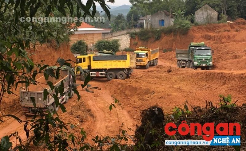Xe tải mang logo “H-H” đang tập kết chờ “ăn đất”