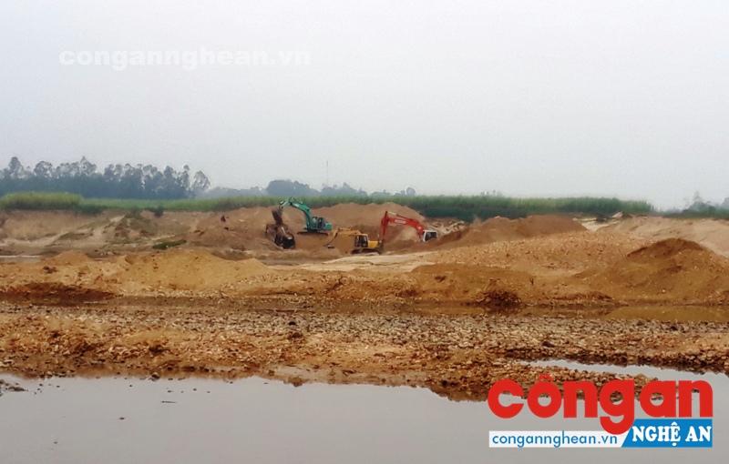 Máy móc đang hoạt động phân loại cát, sỏi tại bãi Dền