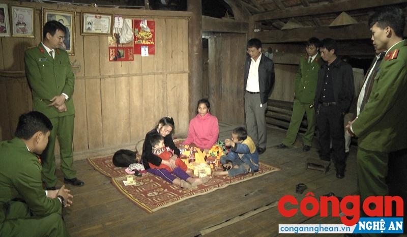  Lực lượng Công an huyện và người dân tìm thấy cháu Vi Thị Thu Trang đang ngồi ở ven đồi cách nhà 500 m