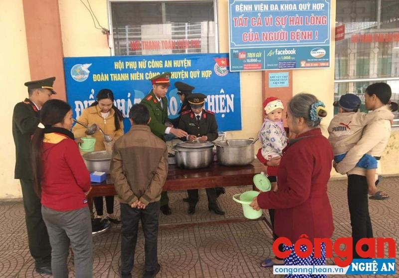 Vào thứ 7 tuần đầu của tháng, Hội phụ nữ và Chi đoàn Công an huyện Quỳ Hợp tổ chức phát cháo cho bệnh nhân