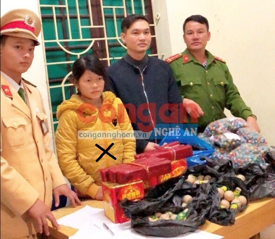 Đào Thị Thắm (x) và các lực lượng chức năng trong Ban chuyên án cùng tang vật.