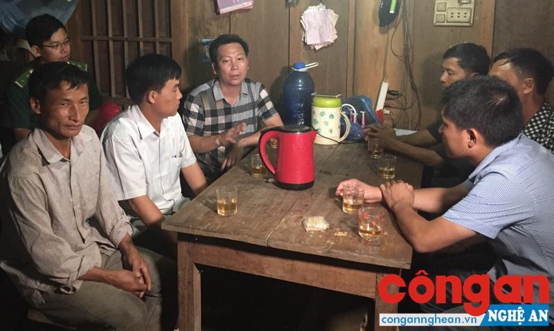  Cán bộ Phòng Tư pháp UBND huyện Tương Dương và Đồn Biên phòng đến tận nhà dân ở xã Tam Hợp để tuyên truyền, phổ biến pháp luật