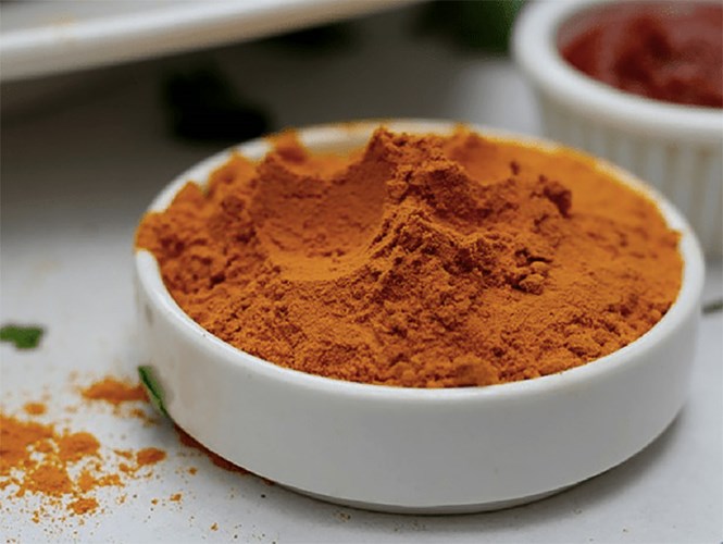 Củ nghệ là một trong những loại gia vị chống viêm mạnh nhất trên thế giới vì thành phần chính là curcumin. Từ việc chữa lành vết thương bên ngoài đến điều trị ho và cảm lạnh. Chỉ cần ủ nó cùng với một nhúm tiêu đen, hợp chất piperine trong nó sẽ làm tăng công dụng của nghệ lên gần 2000%!