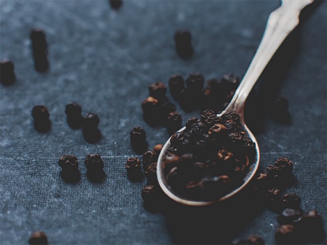 Hạt tiêu đen: Các hợp chất dược liệu chính trong tiêu đen là piperine, được sử dụng phổ biến nhất cùng với nghệ để tăng tác dụng của nó. Tiêu đen cũng có thể được sử dụng để giảm đau trong trường hợp có vết thương hoặc viêm.