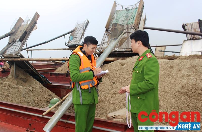 Lực lượng chức năng kiểm tra 6 tàu hút cát trái phép trên sông Lam.