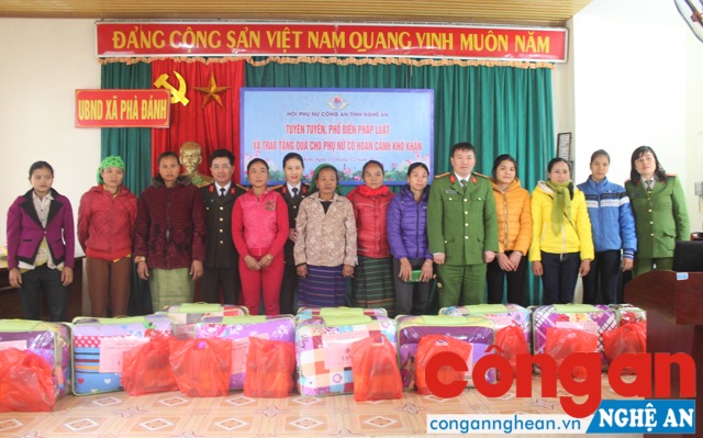 HPN trao tặng 40 suất quà cho phụ nữ có hoàn cảnh khó khăn