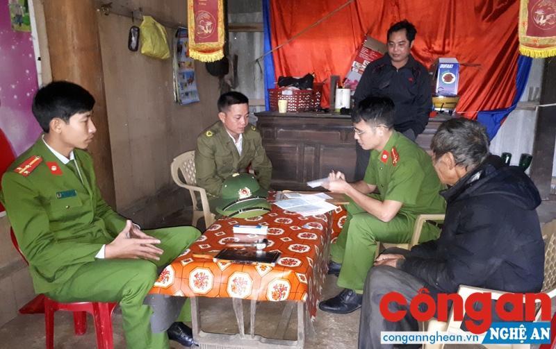 CBCS Công an huyện Kỳ Anh đến tận nhà làm thủ tục cấp phát CMND cho người già yếu, khó khăn trong việc đi lại
