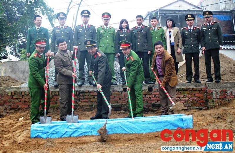 Lễ khởi công xây dựng nhà tình nghĩa.