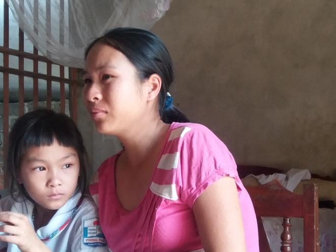 Nhiều năm nay, hoạt động khai thác cát trên sông Chảy khu vực chảy qua xã Phong Phú và Phương Trung (huyện Đoan Hùng, Phú Thọ) khiến hàng nghìn m² đất màu bị nước cuốn trôi.