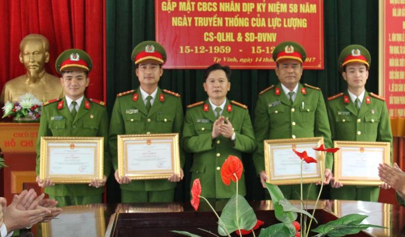 Thừa ủy quyền, Lãnh đạo Phòng CSCĐ trao tặng giấy khen của Cục trưởng Cục Cảnh sát quản lý, huấn luyện và sử dụng động vật nghiệp vụ cho tập thê Đội Cảnh sát quản lý, huấn luyện và sử dụng động vật nghiệp vụ và 3 cá nhân đã có thành tích xuất sắc trong công tác sử dụng động vật nghiệp vụ tham gia đấu tranh phòng chống tội phạm trên địa bàn tỉnh.