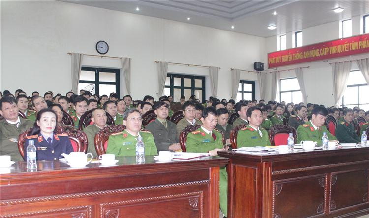 Các đại biểu tham dự buổi triển khai mở đợt cao điểm tấn công tội phạm của Công an TP Vinh