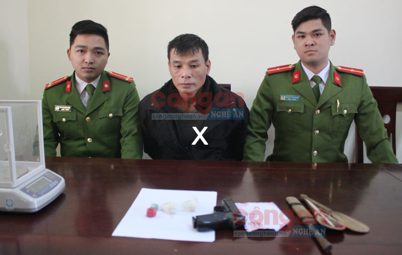 Đối tượng Vi Vông Xá (X) cùng tang vật tại cơ quan CSĐT Công an huyện Thanh Chương.