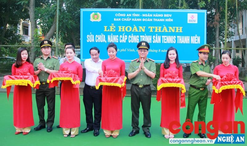 Công an Nghệ An thường xuyên quan tâm tạo điều kiện để CBCS tham gia hoạt động thể thao (Trong ảnh: Lãnh đạo Công an tỉnh chúc mừng khánh thành sân tennis)