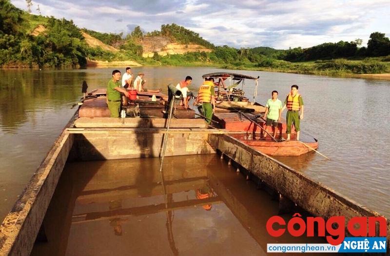 Lực lượng chức năng kiểm tra phương tiện khai thác cát, sỏi trái phép.