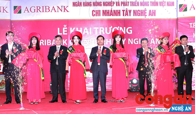 Các đại biểu cắt băng khai trương Agribank Chi nhánh Tây Nghệ An