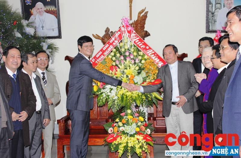 Đoàn tặng hoa, quà tại Tòa giám mục Giáo phận Vinh.