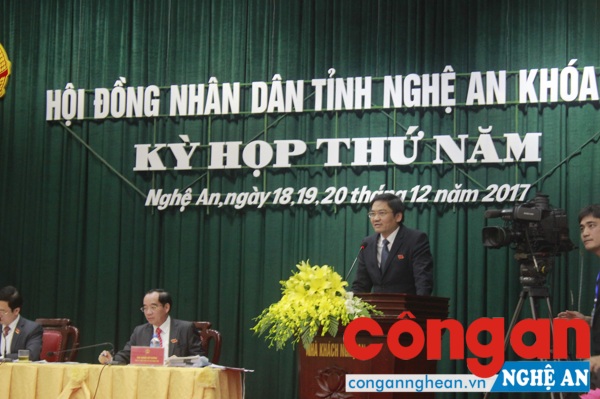 Giám đốc Sở NN&PTNT Hoàng Nghĩa Hiếu báo cáo và trả lời các nội dung tại phiên chất vấn