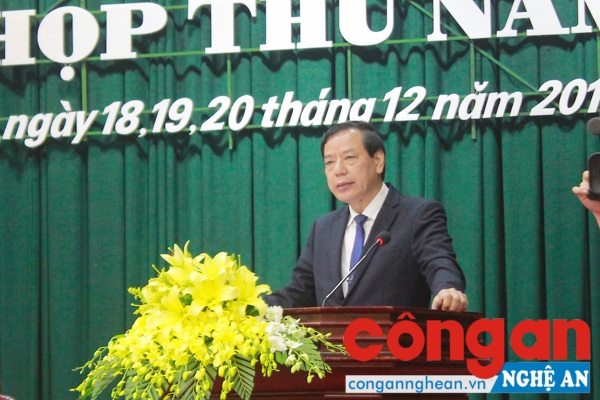 Giám đốc Sở GTVT, Phó Ban ATGT tỉnh Nguyễn Hồng Kỳ báo cáo và trả lời các nội dung về công tác bảo đảm ATGT tỉnh