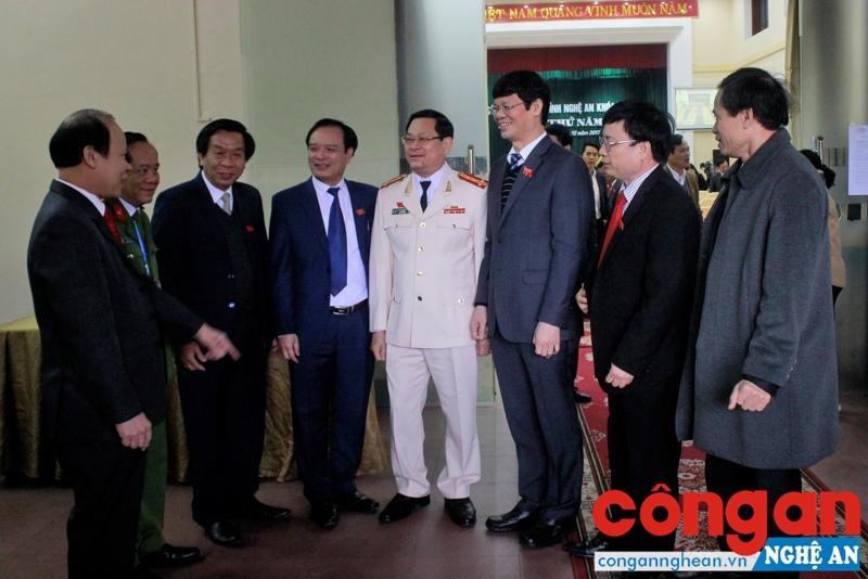Đại biểu thảo luận bên lề Kỳ họp.