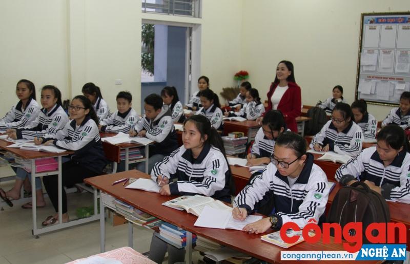 Buổi học lý thuyết về môn điện của lớp 10C1, Trường Phổ thông Dân tộc nội trú THPT số 2 Nghệ An