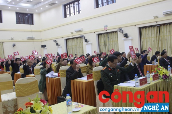 Đại biểu biểu quyết các quyết nghị