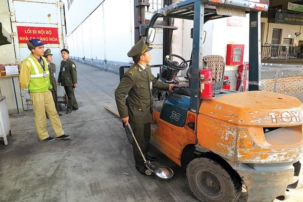 ANHK Nội Bài siết chặt kiểm tra hành lý, hàng hóa qua cảng