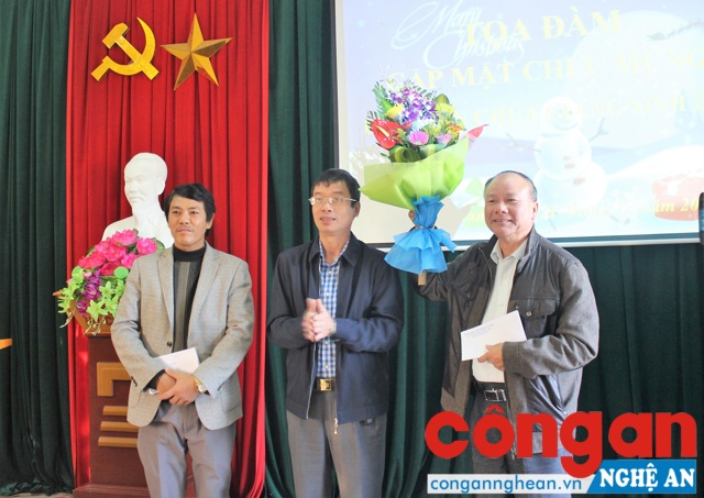 Lãnh đạo phường Cửa Nam tặng hoa chúc mừng HĐMV giáo xứ, giáo họ Cầu Rầm