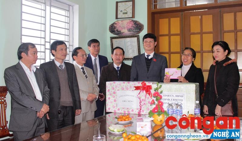 Lãnh đạo UBND tỉnh, Công an tỉnh và các ban, ngành tặng quà tại Trung tâm Nuôi dưỡng trẻ mồ côi, khuyết tật 19/3 ở xã Nghi Diên, huyện Nghi Lộc
