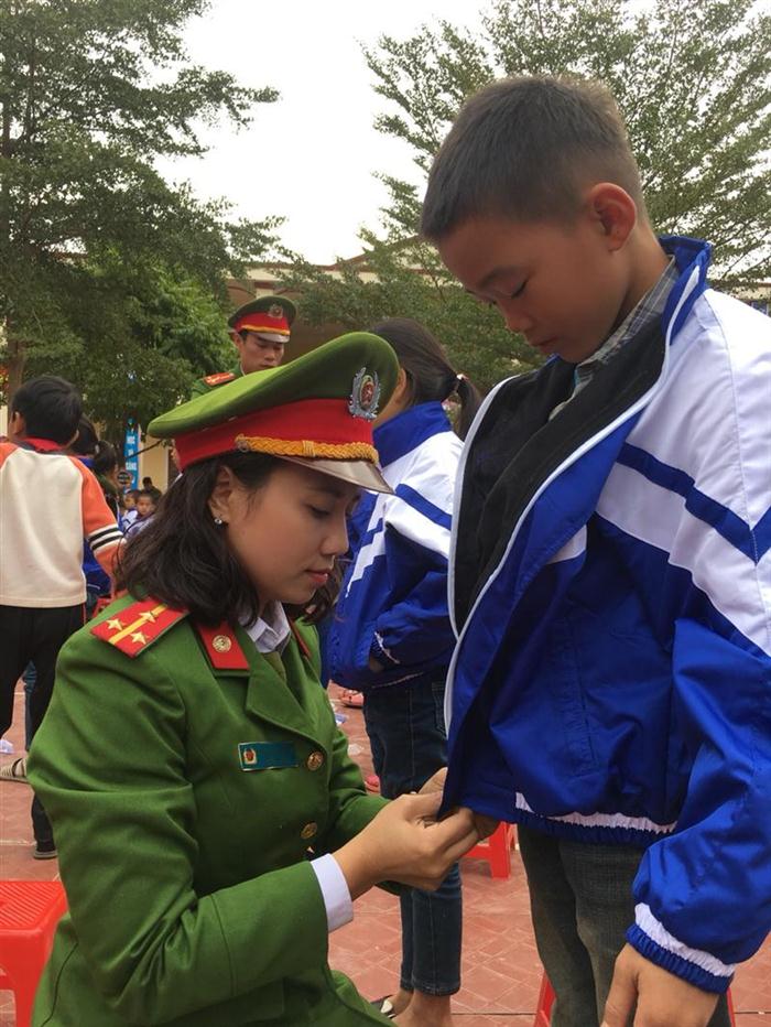 Những món quá tuy giá trị vật chất không lớn nhưng là nguồn động viên tinh thần với các em.