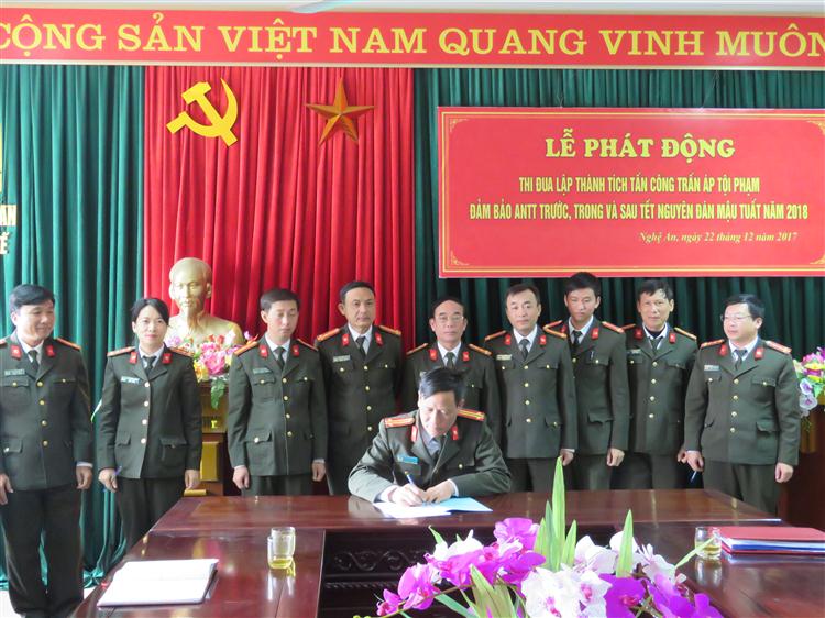 Các đội công tác ký giao ước thi đua