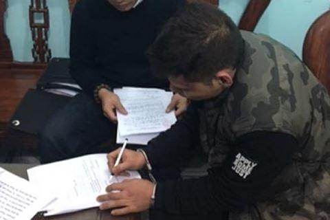 Long “ma” (bên phải) - đối tượng truy nã nguy hiểm bị Công an Hà Nội bắt tại biên giới Việt - Trung, tỉnh Lạng Sơn