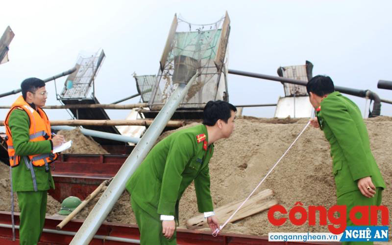 Lực lượng Công an kiểm tra số cát bị tạm giữ