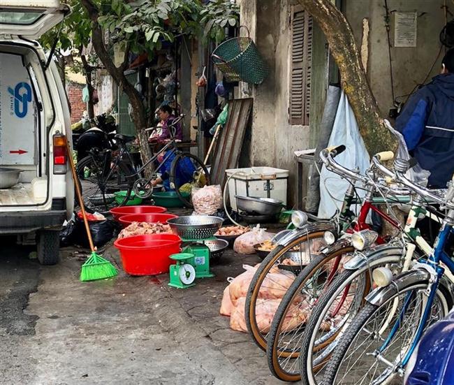 Thực phẩm đường phố chưa được kiểm soát chặt chẽ khiến thực phẩm an toàn khó có thể cạnh tranh