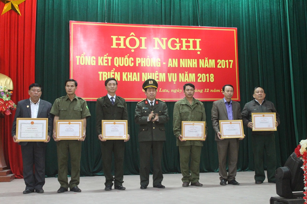 Đồng chí Đại tá Nguyễn Tiến Dần trao Giấy khen của Giám đốc Công an tỉnh cho các tập thể, cá nhân có thành tích xuất sắc