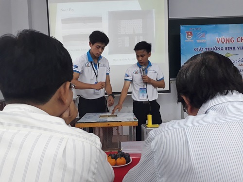 Các thành viên nhóm trình diễn quy trình nén rác trước sự chứng kiến của ban giám khảo tại Euréka 2017. Ảnh: Hà Thế An.