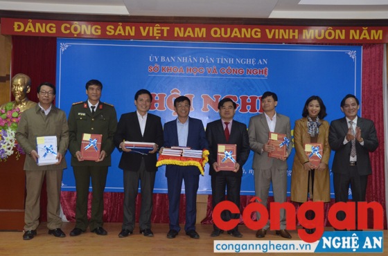 Ông Trần Quốc Thành, Giám đốc Sở KH&CN bàn giao các đề tài, dự án nghiên cứu KH&CN năm 2017 cho các địa phương, ban, ngành liên quan 