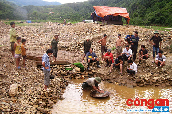 Việc khai thác vàng trái phép để lại nhiều hệ lụy về an ninh trật tự cho địa phương khiến người dân bất an, lo lắng