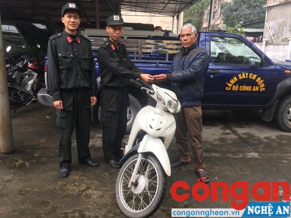 Đại diện Đại Đội Cảnh sát cơ động, Phòng cảnh sát cơ động Công an Nghệ An tiến hành trao trả chiếc xe cho ông Phùng Minh Tú